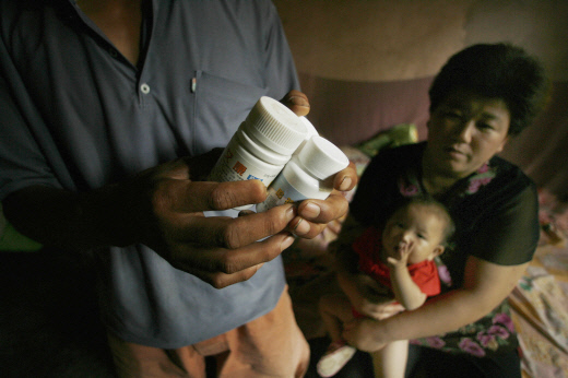 허난성에 사는 차오샤오녠(曹小年) 부부와 9개월 된 아기의 모습. 가족 모두가 에이즈에 걸렸다. | PETER PARKS/AFP/Getty Images