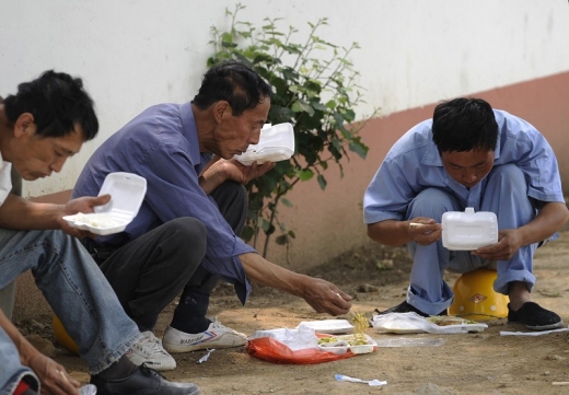 중국 농민공의 점심 식사. 중국이 GDP 2위 경제 대국으로 성장했지만, 서민들의 삶은 그대로다. | Getty Images
