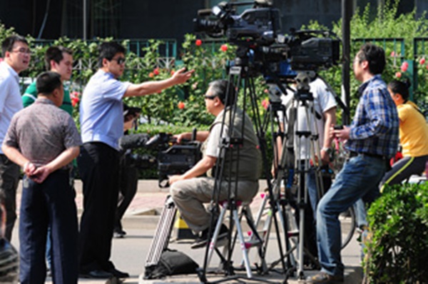 5월 25일 김정일이 머물고 있는 베이징 다오위타이 앞에 취재진이 몰리자 중국 공안과 사복경찰이 취재허가증을 요구하며 기자들을 내쫓고 있다. | FREDERIC J. BROWN/AFP/Getty Images