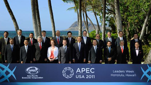 제19차 APEC(아시아.태평양 경제협력체) 정상회의에 참석한 각국 정상들이 13일(현지시간) 미국 하와이 호놀룰루 JW메리어트호텔에서 열린 정상업무오찬을 마친 뒤 기념촬영하고 있다. | Getty Images