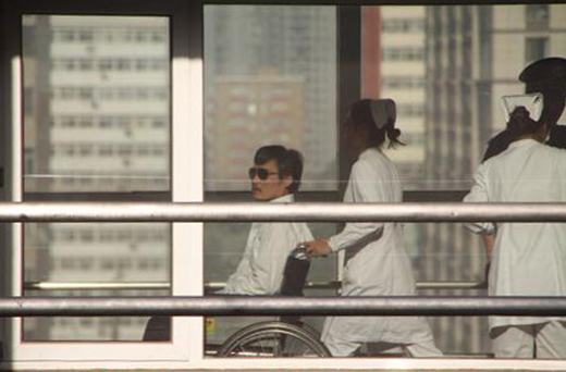 미· 중 회담 결과 천광청은 자유롭게 중국에 남게 되었다. 중국 측은 위법자 처벌을 약속했고, 미국은 중국의 약속 이행사항을 정기적으로 조사하기로 했다. 사진은 차오양(朝陽)병원에 도착한 후 귀빈 진료실로 향하는 천광청의 모습. | AFP