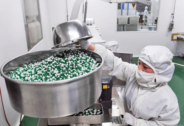 지난 9월 24일 중국 상하이의 한 제약 회사에서 촬영한 화학물질이 든 캡슐. 중국의 제약 공장에 대한 허술한 관리·감독으로 의약품 소비자들은 위험에 처해 있다. | Getty Images
