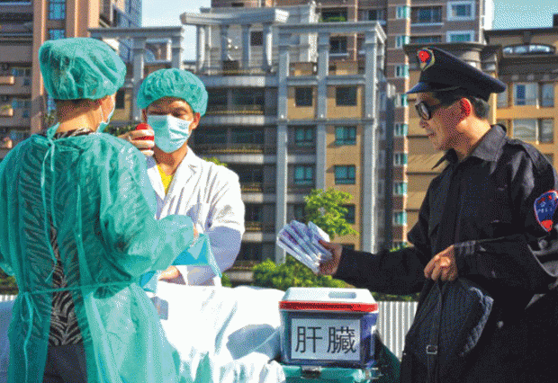 20일 대만의 타이베이에서 열린 한 시위에서 파룬궁 수련자들이 인간의 장기를 훔쳐 판매하는 장면을 시연하고 있다. | 에포크타임스