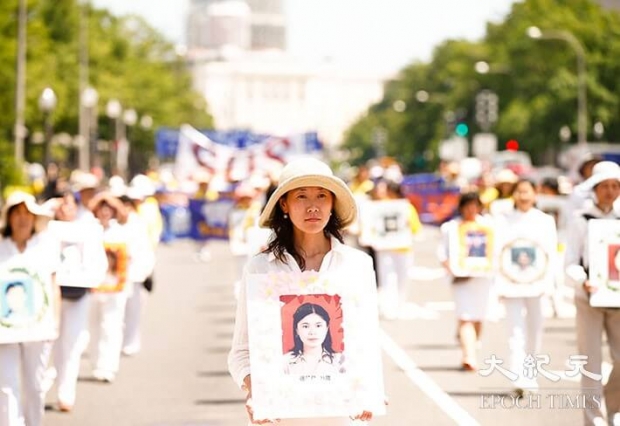  2015년 7월 16일 미국 워싱턴에서 파룬궁을 불법 탄압을 시작한 중국 장쩌민 전 주석에 애한 고소 성원 행사가 열렸다. 사진은 고문을 당해 사망한 파룬궁 수련자들의 영정을 들고 있는 퍼레이드. | Edward Dye/Epoch Times