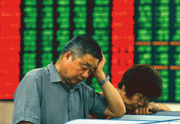 중국 안후이성 푸양에 있는 증권회사에서 주가를 확인하는 투자자. | STR/AFP/Getty Images