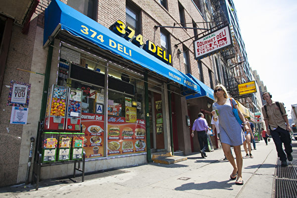 A deli in the Chelsea neighborhood in New York, July 8, 2014. | Samira Bouaou/Epoch Times