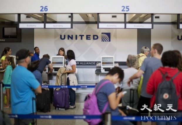 7월 8일 미국 하츠필드잭슨 애틀랜타 국제공항(Hartsfield-Jackson Atlanta International Airport)공항의 유나이티드 항공사에서 체크인하기 위해 승객들이 줄을 서 있는 모습. 최근 중국 해커 단체가 유나이티드 항공을 사이버 공격한 혐의를 받고 있다. | AP Photo/David Goldman