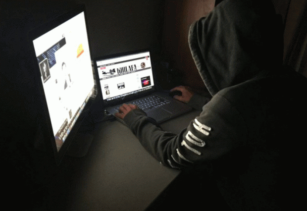 테러를 반대하는 해커 와우쿨라고스트(WauchulaGhost)가 노트북으로 작업을 하고 있다. 그는 온라인 테러리즘과 싸우기 위해 사이버 공격을 지지하는 친-IS 사이트 97개를 발표했다. | WauchulaGhost