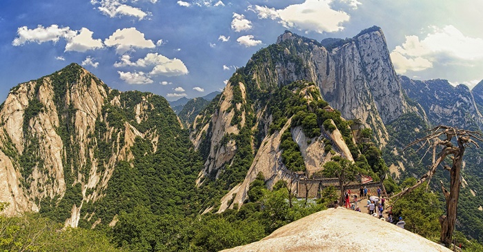 화산(華山)은 중국의 오대 명산 중의 서악(西嶽)으로, 중국 산시(陝西)성에 위치하고 있다. | 위키피디아 