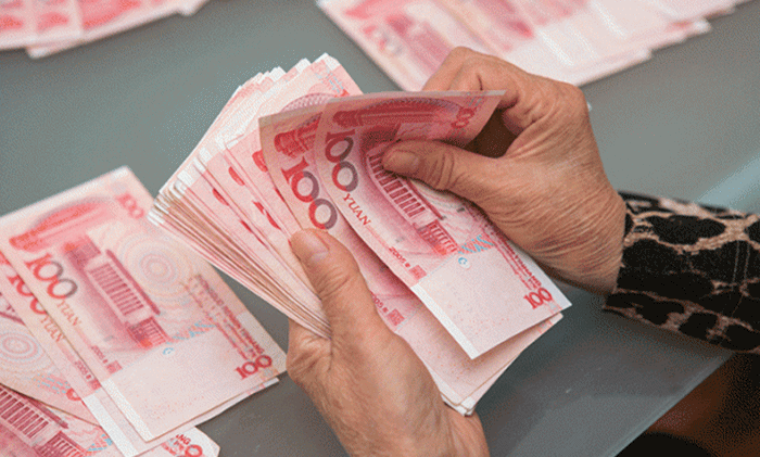 중국 위안화 지폐를 세고 있는 모습. | 에포크타임스