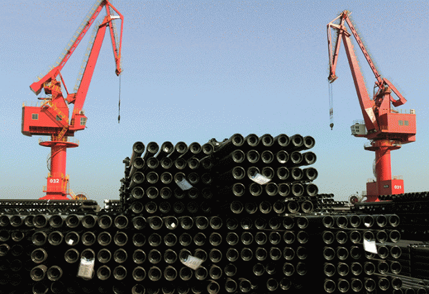 중국의 철강업체들은 국내 철강 수요 감소로 해외 수출을 늘리고 있어 올해 세계는 더욱 값싼 중국산 철강으로 넘쳐날 전망이다. 사진은 중국 장쑤성(江蘇省) 롄윈강(連雲港)에 수출용 강철 파이프. | STR/AFP/Getty Images