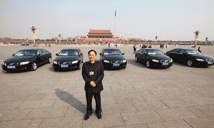 중국 겔리 홀딩스 그룹(Geely Holding Group) 리수푸 회장이 베이징 텐안먼 광장에 전시한 볼보 자동차 앞에 서 있다. | Getty Images