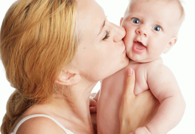 아기는 태어나면서부터 사람의 얼굴 보는 것을 매우 좋아하며 엄마의 얼굴 보는 것을 가장 좋아한다는 연구 결과가 발표됐다. | fotolia