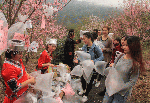 중국 광동 지방 주민들이 비닐 주머니에 맑은 공기를 넣어 판매하고 있다. | Sina