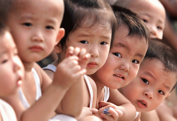 중국 정부가 1979년 강제한 자녀 정책이 작년 말에 마침표를 찍으며 올해 1월 1일부터 중국인 부부들은 둘째 아이를 가질 수 있게 되었지만, 지방마다 다른 정책해석을 내놓으며 폐지 이전에 출생한 아이에 대해서는 여전히 무거운 벌금을 부과하고 있다. | AFP/Getty Images