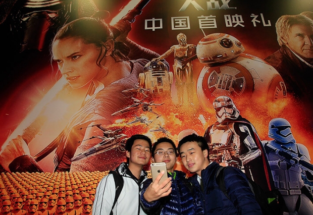 몇몇 할리우드 스튜디오와 제작사들이 최근 중국 투자자들과의 제휴를 공표했다. 사진은 지난 2015년 12월 할리우드 영화 ‘스타워즈:깨어난 포스’의 상하이 개봉에 영화팬들이 몰려든 모습. | GETTY IMAGES