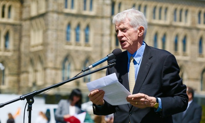 지난 5월 캐나다 의회 앞에서 발언하고 있는 데이비드 킬고어 전 캐나다 국무지원 장관 | 에포크타임스