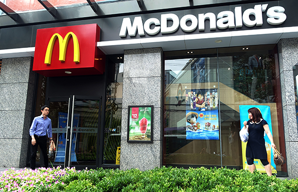 맥도널드는 중국 지점의 경영권을 팔고 중국 시장에서 나오려고 한다. 사진은 상하이에 있는 맥도널드 지점. | AFP/GETTY IMAGES