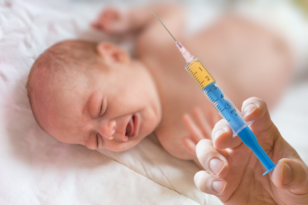 예방접종을 주저하는 부모들의 사고방식을 의료계가 이해한다면 더 효과적인 설득이 가능한 주장을 펼칠 수 있을 것이다. | Shutterstock