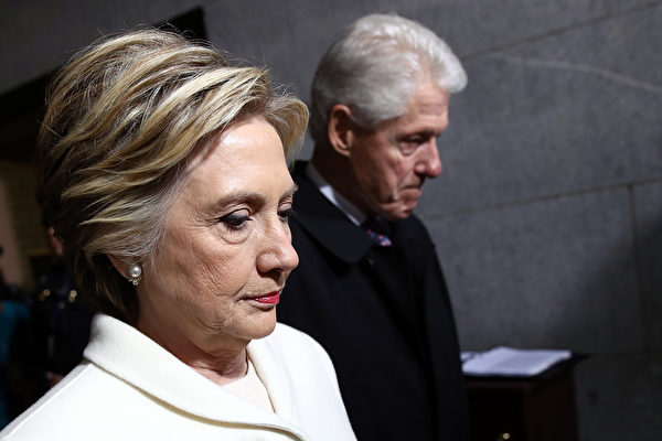 사진은 힐러리(왼쪽, Hillary Rodham Clinton)와 클린턴(Bill Clinton) 전(前) 미국 대통령. | Win McNamee/Getty Images
