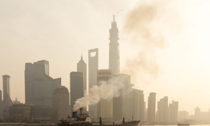 2013년 12월 25일, 심한 스모그가 상하이 도시를 집어삼킨 가운데 신원 미상의 선박 한척이 황푸강의 상류를 가로질렀다. | VCG via Getty Images