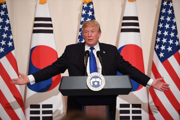 트럼프 대통령은 2017년 11월 8일 김정은을 ‘잔인한 독재자’로, 북한을 ‘사악한 종교가 통치하는 국가’로 부르며 비난했다. “우리를 시험하지 말라”는 경고 메시지를 북한에 보내기도 했다. | Getty Images