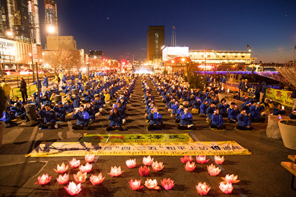 2018년 4월 22일, 뉴욕 파룬궁수련생들이 뉴욕 주재 중국영사관 앞에서 촛불집회를 개최해 ‘파룬궁 4.25 평화 청원’ 19주년을 기념했다. | 다이빙(戴兵)/에포크타임스