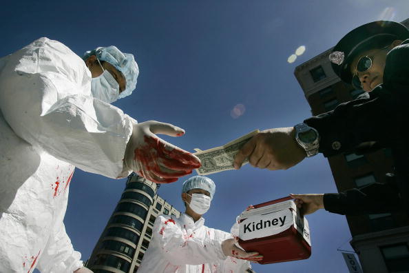 2006년 4월 19일 워싱턴 D.C.에서 중국에서의 불법 장기적출 관행을 막기 위한 캠페인 활동가들이  장기 불법거래을 시연하고 있다. | Jim Watson/AFP/Getty Images