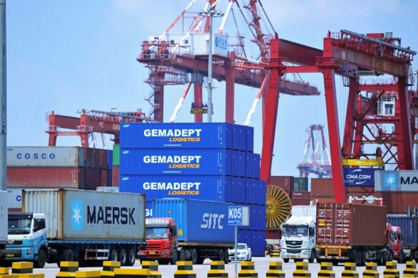 중국 동부 산둥성 칭다오 항구에서 컨테이너가 옮겨지고 있다. 미국의 관세는 중국의 수출을 감소시킬 것으로 보인다. | AFP/Getty Images