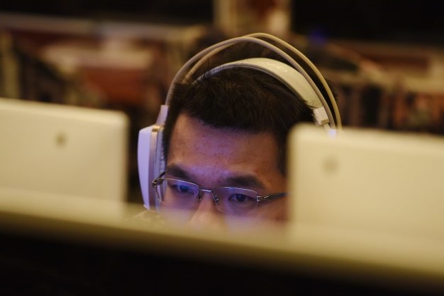 2017년 6월 1일 한 남성이 베이징에 위치한 인터넷 카페에서 컴퓨터를 사용하고 있다. | GREG BAKER/AFP/Getty Images