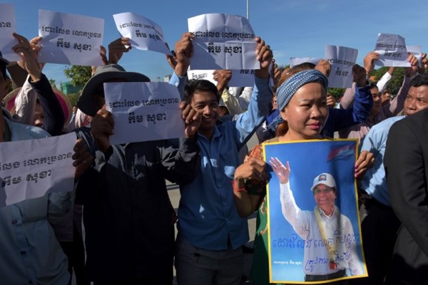 2017년 9월 26일 프놈펜에서 열린 시위 중 캄보디아 국민구조당(CNRP) 지지자들이 “켐 소카를 석방하라”는 내용의 피켓을 들고 있다. 켐 소카는 야당인 국민구조당이 해산되기 전 마지막 지도자였다. | Tang Chhin Sothy/AFP/Getty Images