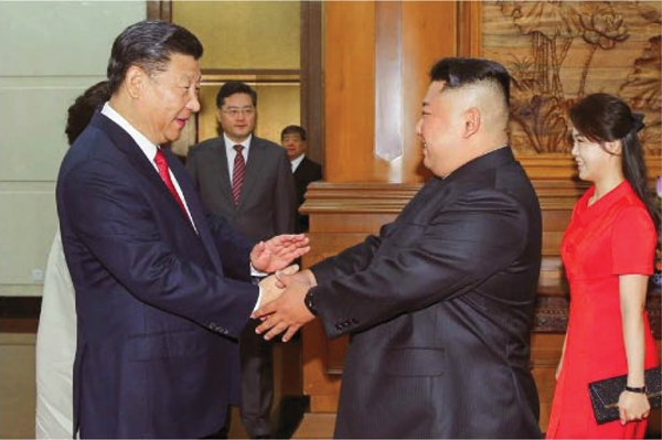 북한의 9·9절 70주년 행사에 시진핑의 불참이 확정됐다. 사진은 2018년 6월 20일 김정은 위원장과 시진핑 주석이 조어대 국빈관에서 악수하는 모습. | JUNG YEON-JE/AFP/Getty Images