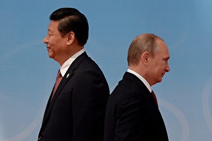 9월 11일, 시진핑은 블라디보스토크에서 열린 동방경제포럼에 참가해 푸틴과 올해 세 번째의 회담을 가졌다. 사진은 시진핑이 푸틴과 제4차 아시아교류신뢰구축회의에서 어깨를 스치는 장면이다. | Mark RALSTON/AFP