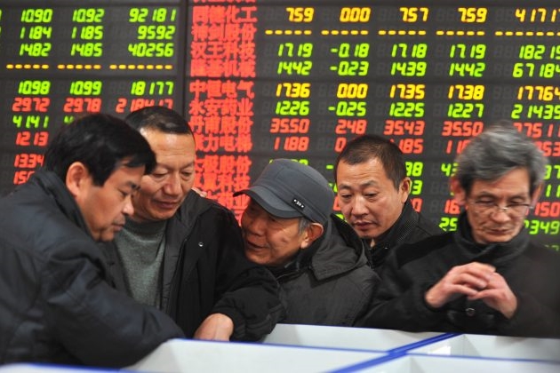 2015년 1월 7일, 중국 안후이성 푸양의 증권회사에 모인 중국인 주식투자자들의 모습 | STR/AFP/Getty Images
