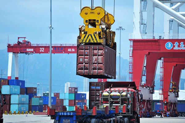 최근 보고서에 따르면, 중국이 WTO에 가입한 후 미국의 대중(對中) 무역적자가 해마다 늘어난 결과, 미국 내 일자리가 340만 개나 사라졌다. | AFP/Getty Images