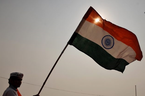 2011년 12월 27일 뉴델리 람 릴라 광장의 행진 행사 중 휘날리는 인도 국기. | SAJJAD HUSSAIN/AFP/Getty Images