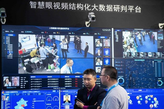 2018년 10월 24일 베이징의 중국국제전람중심(CIEC)에서 개최된 국제 보안 엑스포에서 안면 인식 기술을 사용한 인공지능 CCTV에 촬영된 방문객들의 모습. | Nicolas Asfouri/AFP/Getty Images