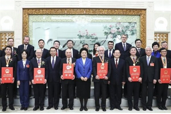 ‘천인계획’에 참여한 학자 장서우청(앞줄 오른쪽에서 세 번째)은 여러 차례 중국 공산당 당국의 포상을 받았다. | 인터넷 사진
