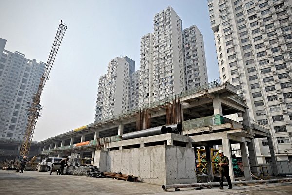중국 경제의 버블화로 인해 대(對)중국 투자 기피 현상이 급증하고 있다. 사진은 빌딩 건설 작업 현장 | AFP=연합뉴스