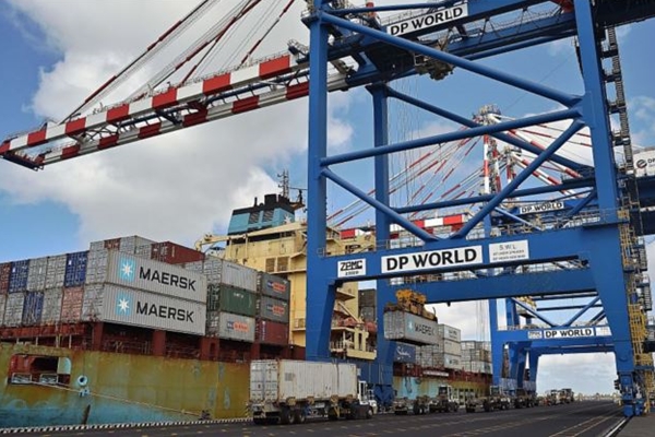 2015년 5월 5일, 지부티 도라레(Doraleh) 항구의 컨테이너선 앞으로 크레인과 트럭이 준비되어 있는 모습. | Carl de Souza/AFP/Getty Images