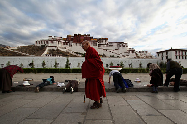 인도의 ‘더 프린트’ 사이트는 위성사진으로 티베트에 '재교육 캠프'가 설치되고 있다는 사실을 확인하며 중국 공산당 당국의 거짓말을 반박하고 있다. 사진은 2009년 6월 21일 티베트 라싸시 부다라궁 앞을 지나는 한 승려 | Feng Li/Getty Images
