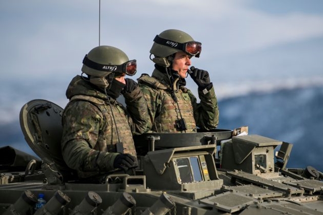 2018년 11월 1일, 노르웨이 옵달 인근에서 NATO 연합 군사훈련 '트라이던트 정처(Trident Juncture) 2018' 비행장 점거 훈련을 하고 있는 탱크 위 스페인 병사들 (JONATHAN NACKSTRAND/AFP/Getty Images)