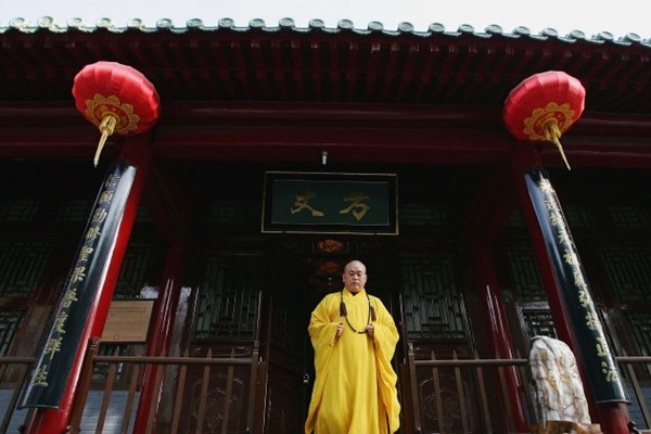 2005년 4월 7일, 중국 허난성 덩펑시에 위치한 유명 사찰 소림사(少林寺)에서 나오고 있는 스융신 주지. | Cancan Chu/Getty Images