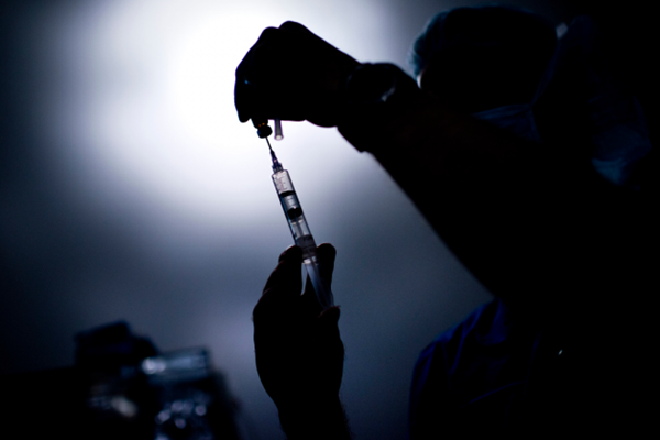 주사기에 정체불명의 약물을 채우고 있는 의사 | Brendan Smialowski/AFP/GettyImages