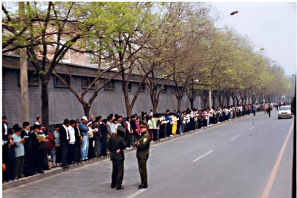 1999년 4월 25일 베이징 푸유 거리에 1만 명이 넘는 파룬궁 수련자들이 모여 평화적으로 공정한 대우를 호소했다. 이 행사는 중국 공산당에 의해 선전됐고 오늘날까지 계속되고 있는 잔혹한 박해운동의 구실로 이용됐다. | 밍후이왕