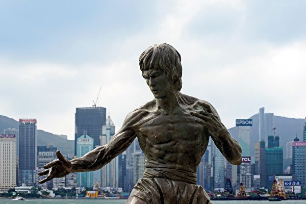 홍콩 빅토리아항(港)에 세워진 이소룡 동상. | pixabay