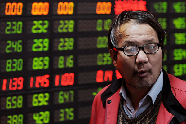 중국 개인투자자가 화면을 가득 메운 증시 하락에 실망하고 있다.(MARK RALSTONAFP/Getty Images)
