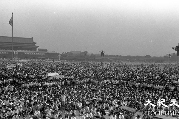 베이징 학생들의 행진 대열이 톈안먼 광장으로 모여들었다. 1989년 톈안먼 사태 당시 베이징 학생들은 중국 공산당의 탄압에 항의하고 부패를 반대하고 민주를 요구하는 단식을 시작해 많은 민중의 지지를 얻었다. (류젠 제공)