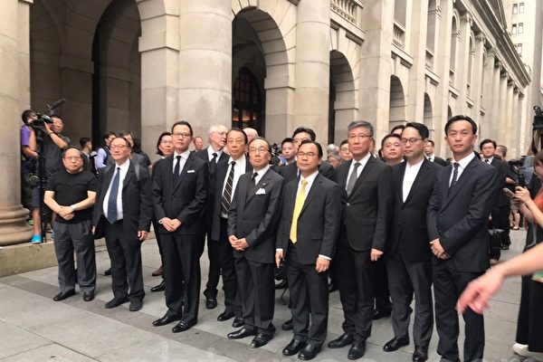 홍콩 법조계는 검은 옷을 입고 '범죄인인도법' 개정에 반대하는 행진을 마친 후 청부 청사를 바라보고 있다. | 린이/에포크타임스