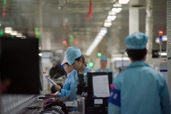 노동자들이 공장에서 스마트폰 칩 부품회로를 만드는 모습. 2017년 5월 8일, 중국 광둥성 둥관시. | Nicolas Asforui/AFP/Getty Images